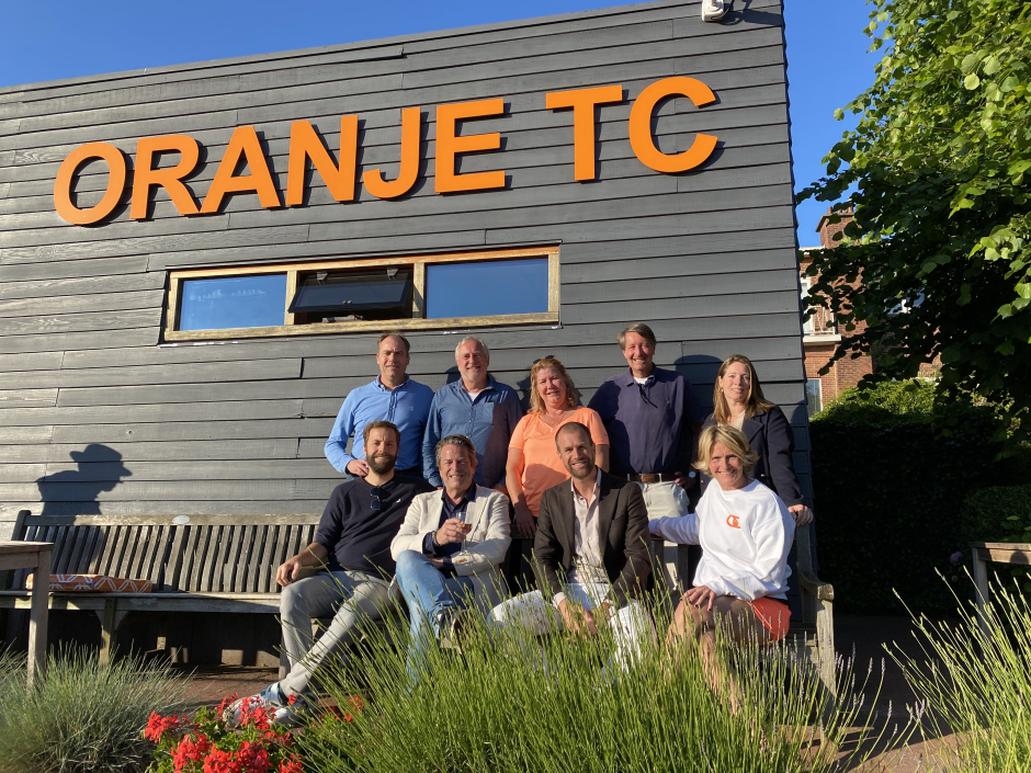 OTC-bestuur met Wethouder Hilbert Bredemeijer. Bovenste rij: Philip de Bruijn, Hans Willinge (vzt), Ren&eacute;e van Schaik, Robbert Blij & Meike de Haas. Onderste rij: Stefan Hovelynck, Jonito Douwes Dekker, Hilbert Bredemeijer (wethouder) & D&eacute;sir&eacute;e Boek